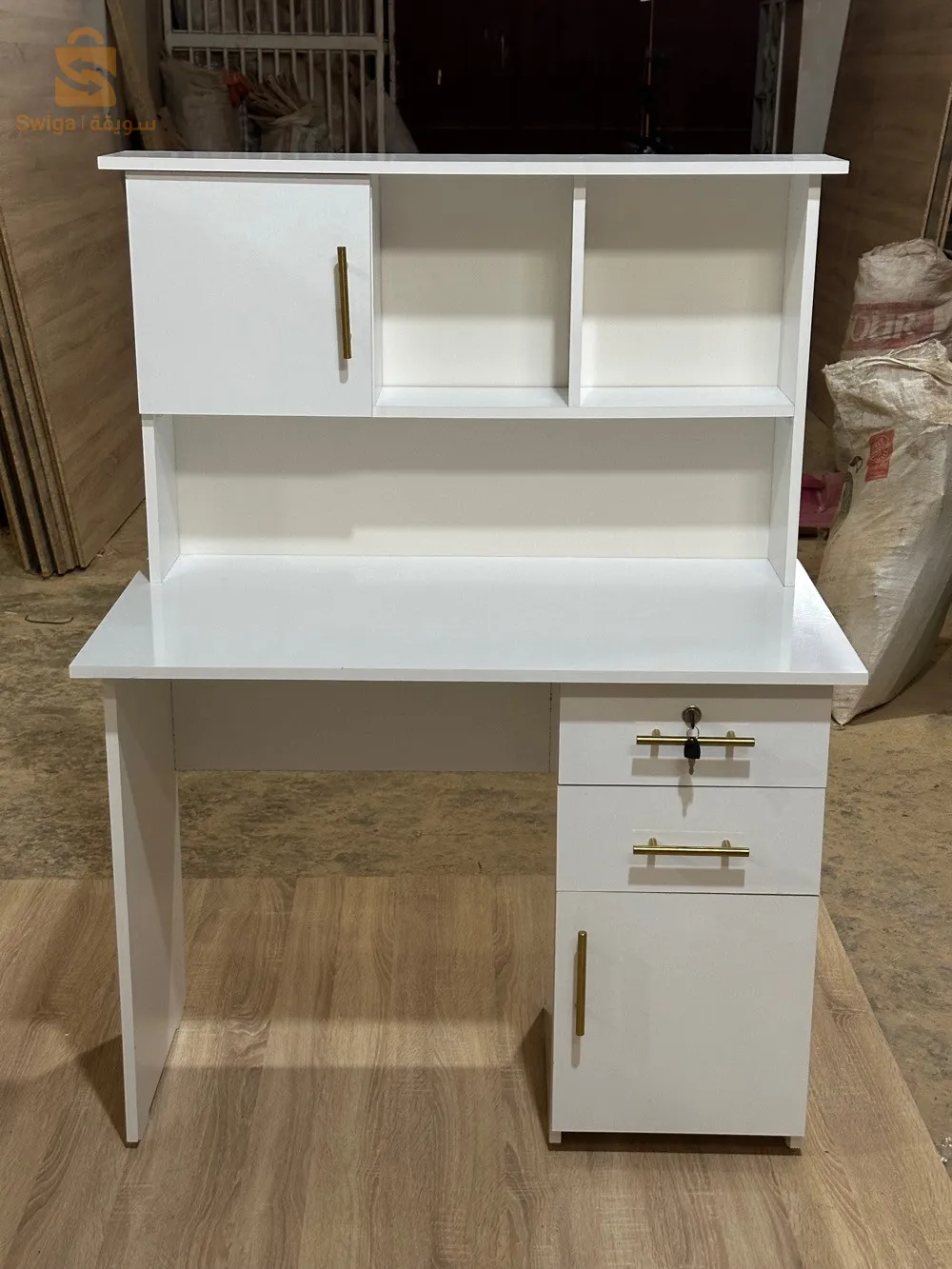 bureau milamin hja chaba longueur 130..largeur 1m profondeur 55
0540881952