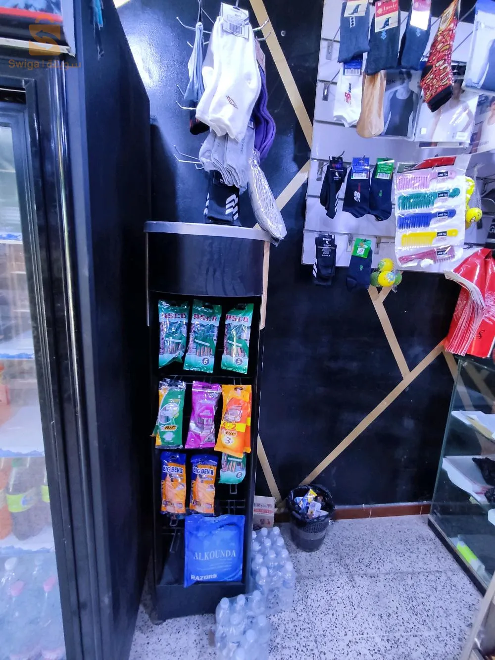 بيع مكتبة بجميع لوازمها. ثلاجة حجم كبير كونطوار كبير سلع. عطور   وجميع لوازم