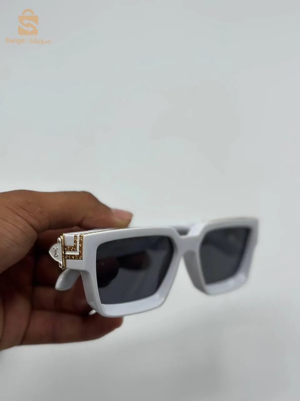 Lunette de soleil  louis vuitton + pochette gratuit