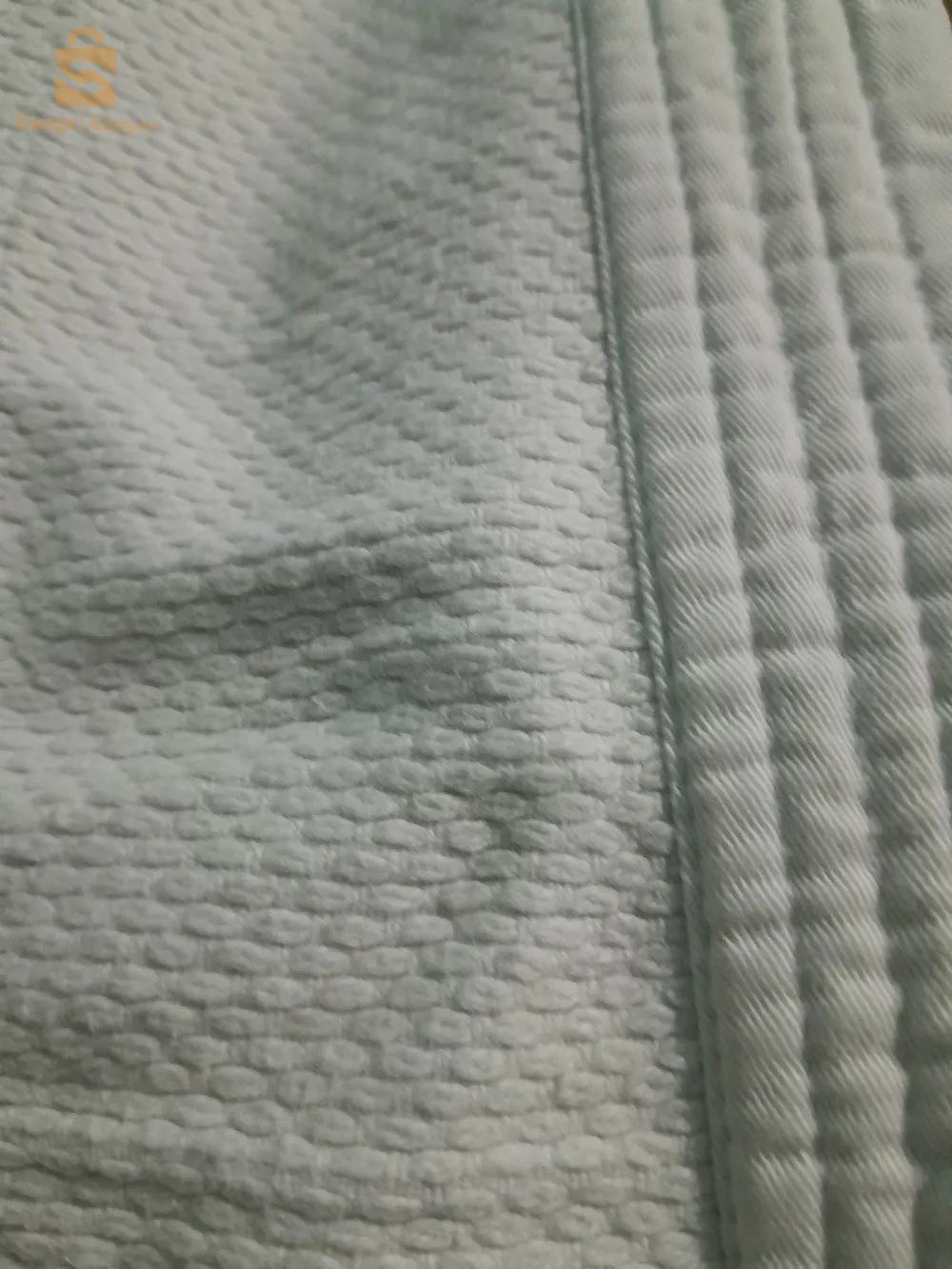 كمونو ما حزامة خضراء كليتي شابة في زوج