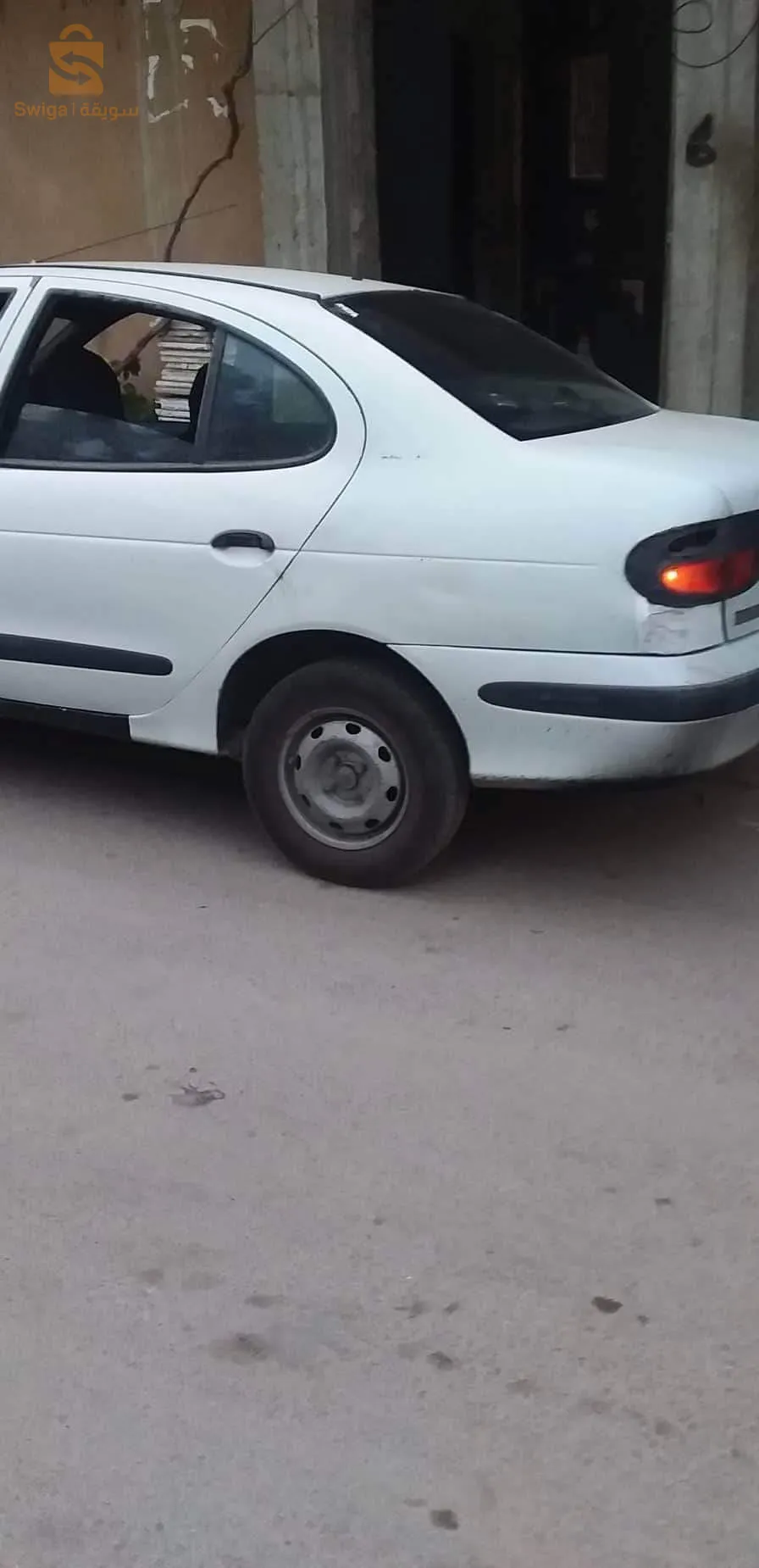 ميڨان كلاسيك سيارة نقية فيها زوج ليزال وكابو  موتار عاودتها من زيرو خرجلي  يفورلي مشكل  ليساڨمو