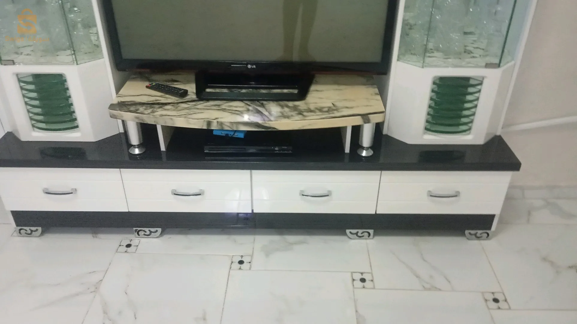 حاملة تلفاز وتدكارات