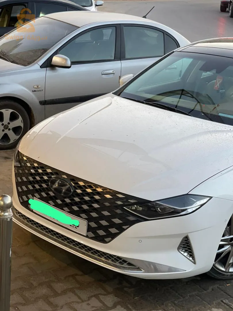 السيارة موجوده في ليبيا ازيرا 2023فل رقم 1 ماشيا 26الف km  صفار