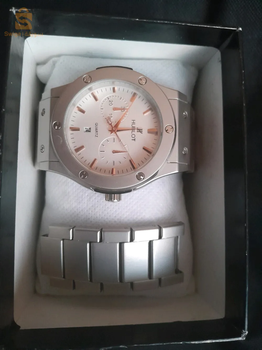 ساعة HUBLOT أنيقة و جميلة و بساطة قمة في الروعة تعطيك منظر فخم و تتوافق مع معظم ستايل اللباس لأي نوع مفضل تتناسب معه ساعة HUBLOT بساطة و لمعان.