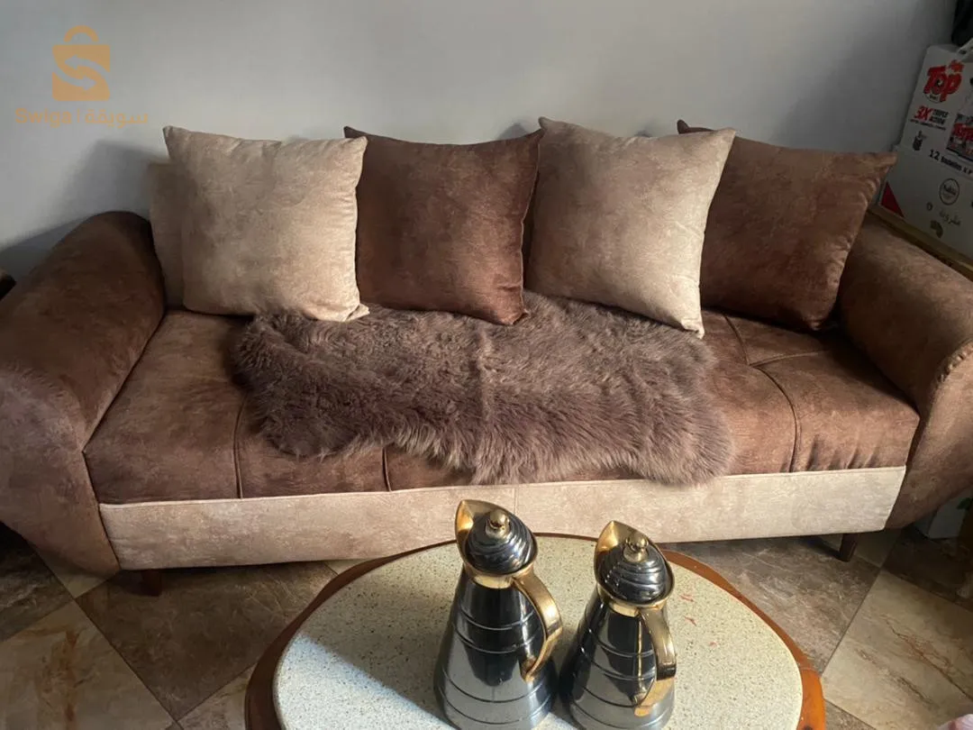 À vendre ❗ À VENDRE : Salon moderne en très bon étatJe mets en vente un salon 3 pièces comprenant :1 canapé 3 places2 fauteuils assortisMatière : Tissu doux, coloris marron et beige, confortable et élégantÉtat : Très peu utilisé, sans défauts visibles.Prix : (4 millions) – Négociable.Localisation : Wilaya de blida. Contact : 07 90005331 (joignable entre 10h et 20h).Idéal pour un salon cosy ou une réception chaleureuse. Retrait sur place uniquement. N'hésitez pas à me contacter pour plus de détails ou pour venir le voir !
