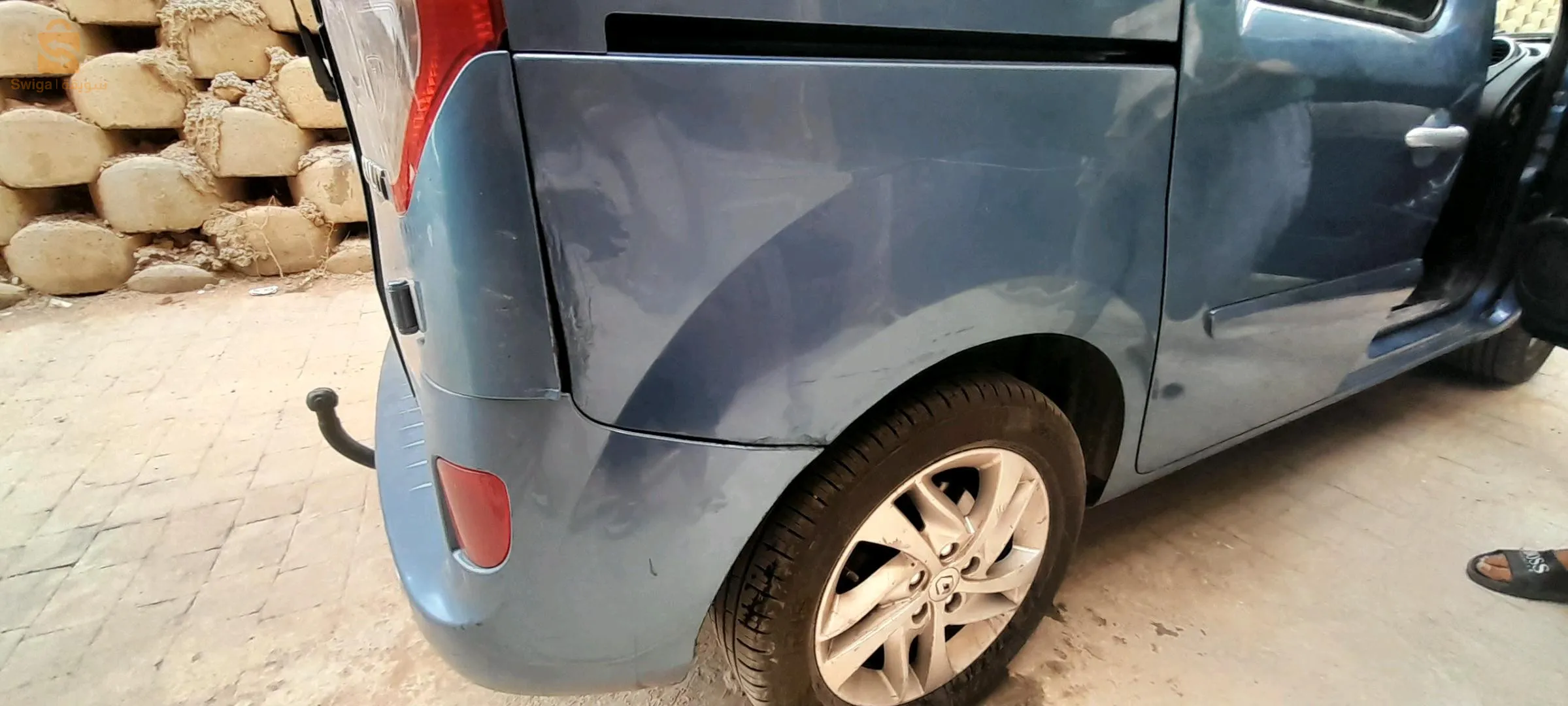 fiha afroid fe l,aille arriere