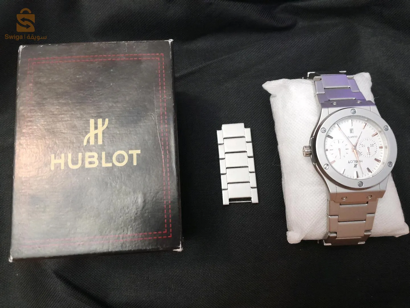 ساعة HUBLOT أنيقة و جميلة و بساطة قمة في الروعة تعطيك منظر فخم و تتوافق مع معظم ستايل اللباس لأي نوع مفضل تتناسب معه ساعة HUBLOT بساطة و لمعان.
