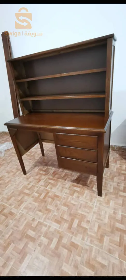 bureau bois rouge très bien finie