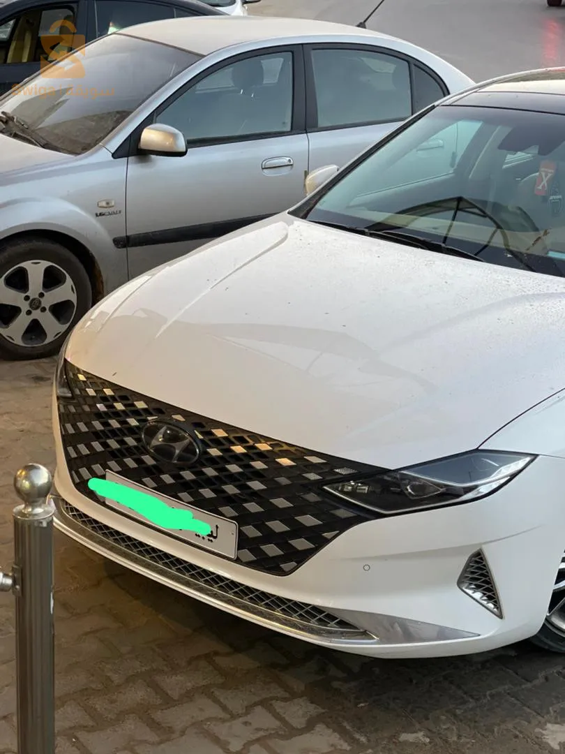 السيارة موجوده في ليبيا ازيرا 2023فل رقم 1 ماشيا 26الف km  صفار