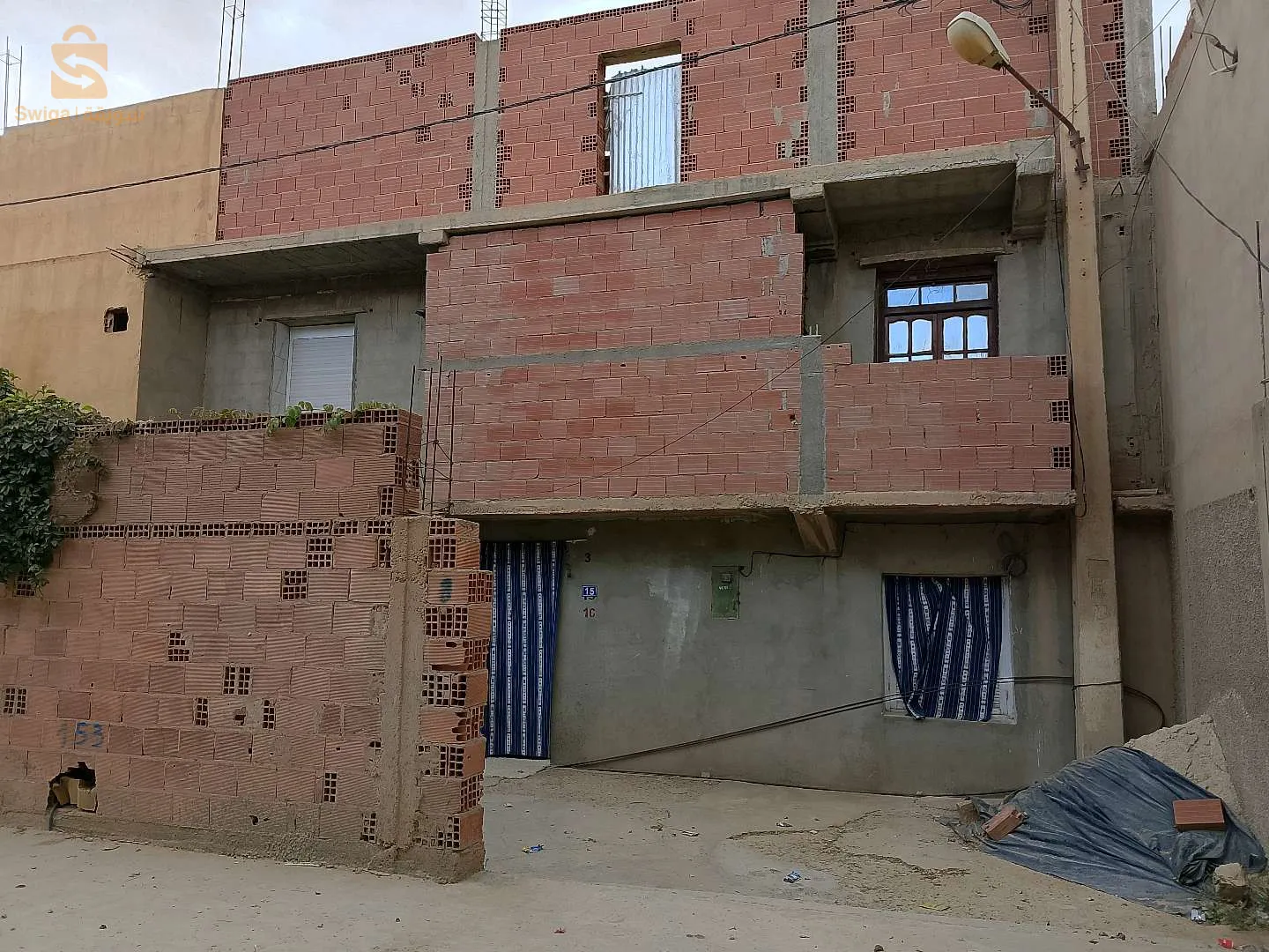 منزل البيع بلدية سانڨ دائرة قصر البخاري ولاية المدية ، مساحة 12 على 11 
طابق أرضي مجهز + طابق اول نص مجهز و طابق علوي قريب من جميع المرافق متوفر على جميع الشرووط الاساسية ماء غاز كهرباء ، قريب من المسجد ، المستشفى مدرسة ابندائية و متوسطة ،  المزيد من المعلومات يرجى الاتصال على الرقم التالي : 0665641013