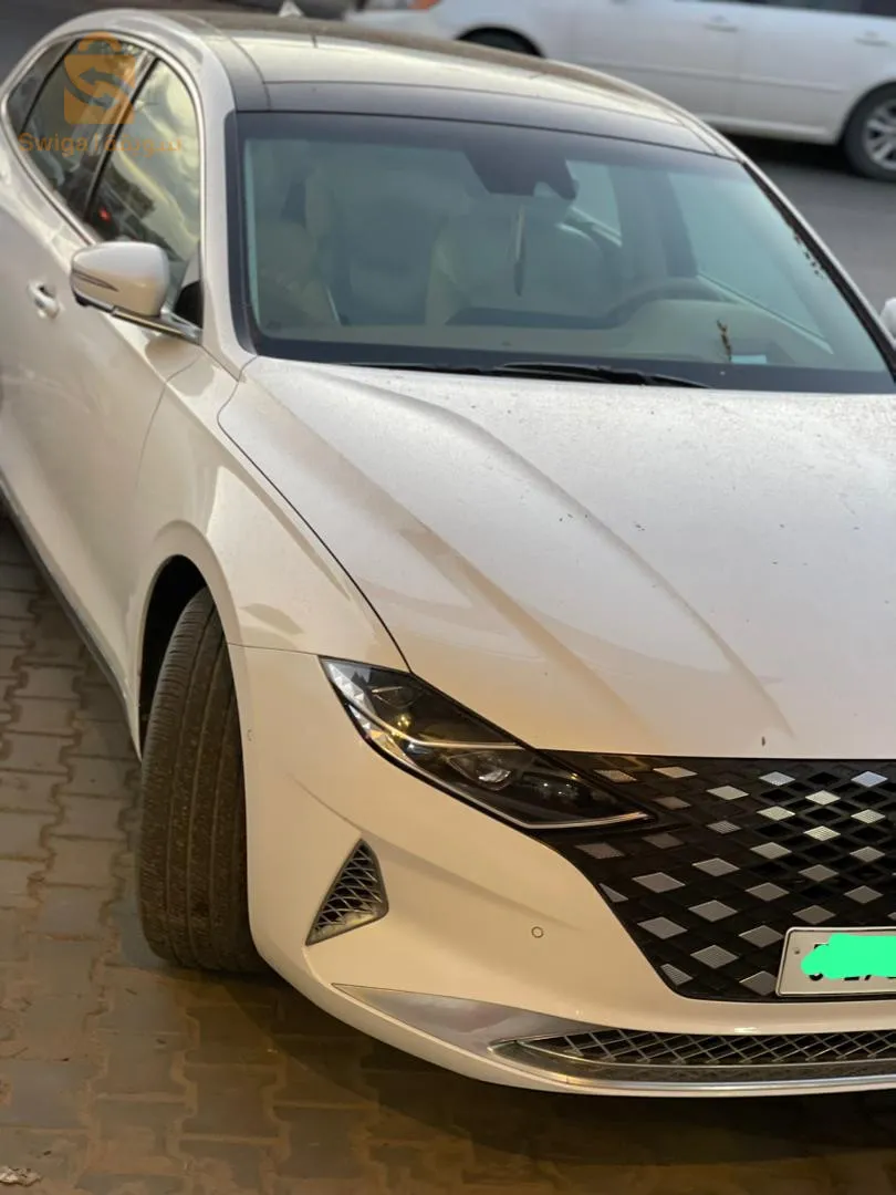 السيارة موجوده في ليبيا ازيرا 2023فل رقم 1 ماشيا 26الف km  صفار