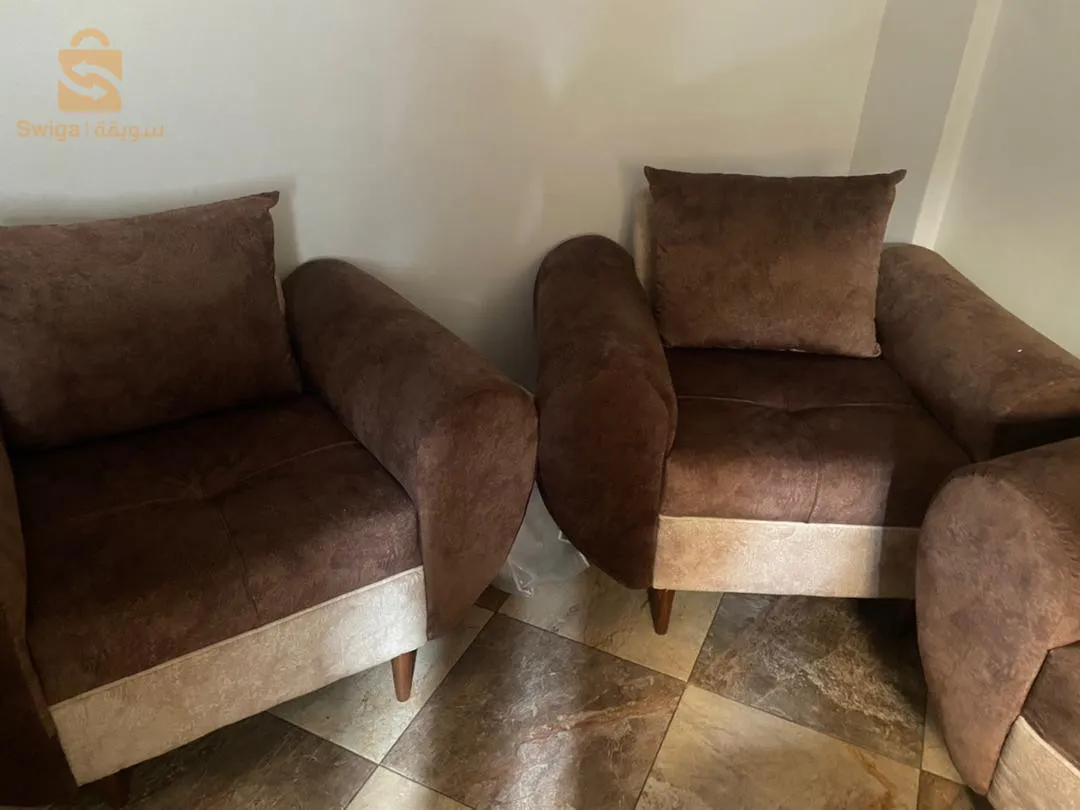 À vendre ❗ À VENDRE : Salon moderne en très bon étatJe mets en vente un salon 3 pièces comprenant :1 canapé 3 places2 fauteuils assortisMatière : Tissu doux, coloris marron et beige, confortable et élégantÉtat : Très peu utilisé, sans défauts visibles.Prix : (4 millions) – Négociable.Localisation : Wilaya de blida. Contact : 07 90005331 (joignable entre 10h et 20h).Idéal pour un salon cosy ou une réception chaleureuse. Retrait sur place uniquement. N'hésitez pas à me contacter pour plus de détails ou pour venir le voir !