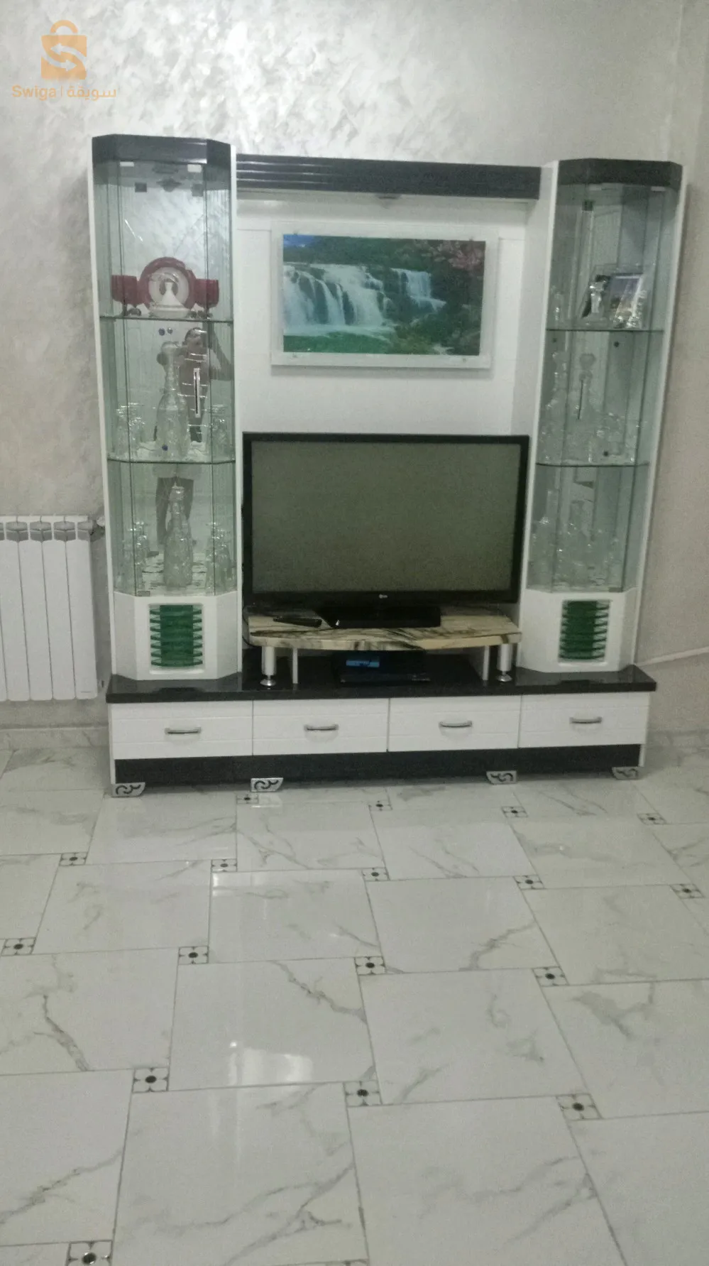 حاملة تلفاز وتدكارات
