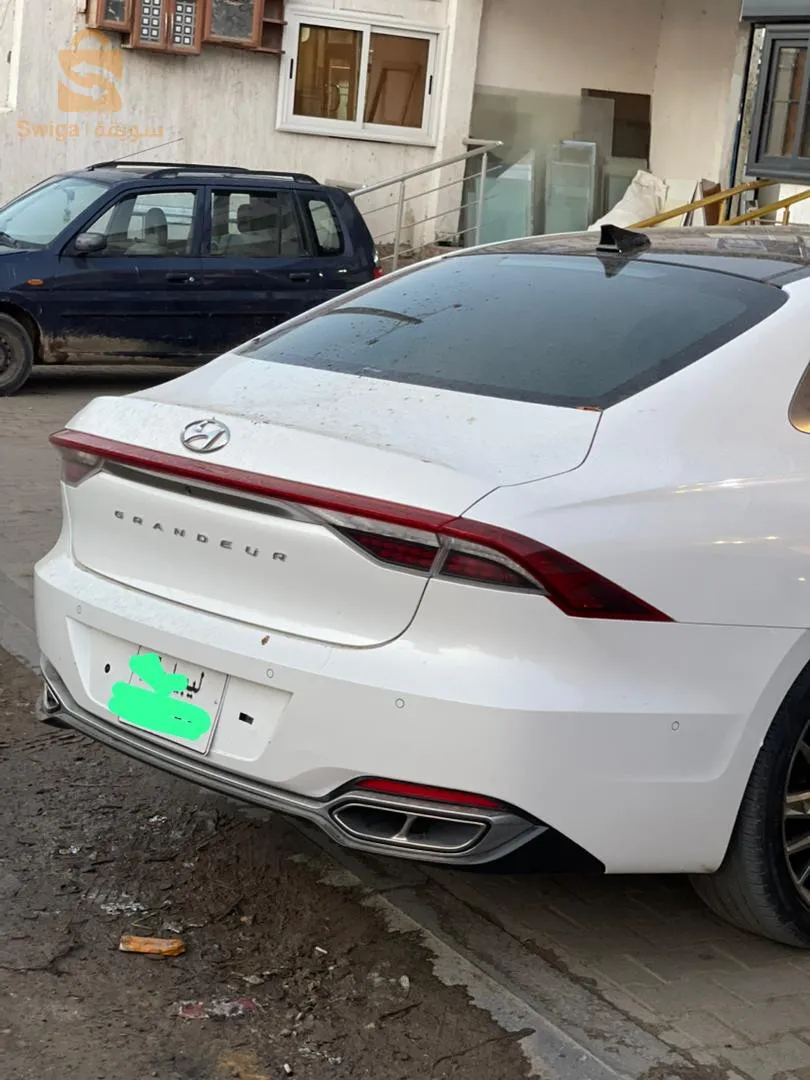 السيارة موجوده في ليبيا ازيرا 2023فل رقم 1 ماشيا 26الف km  صفار