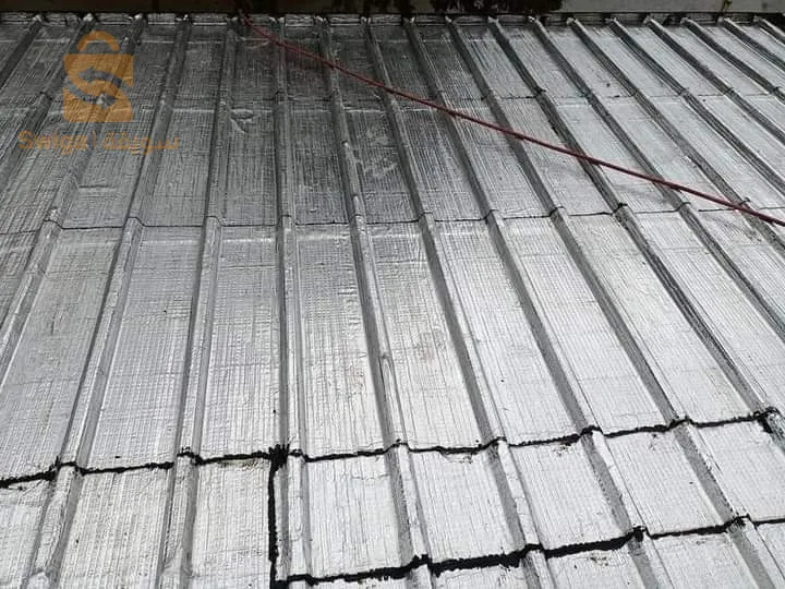 عزل الأسطح المتضررة من تسرب المياه