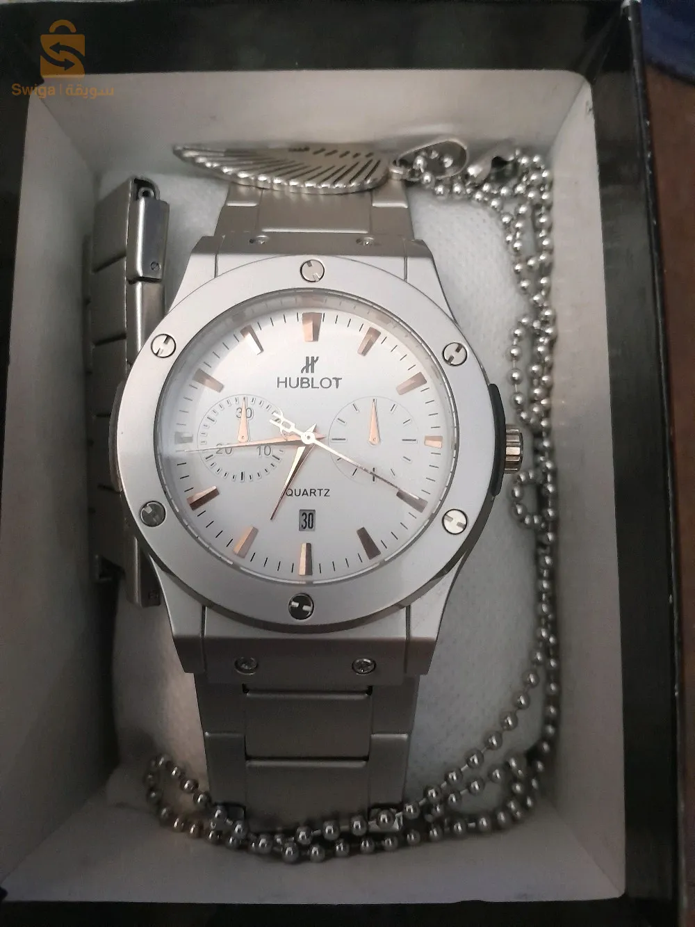 La montre HUBLOT est élégante, belle et simple, vous offrant un look luxueux et s'adaptant à la plupart des styles vestimentaires. Quel que soit votre style préféré, la montre HUBLOT est adaptée à la simplicité et à la brillance.