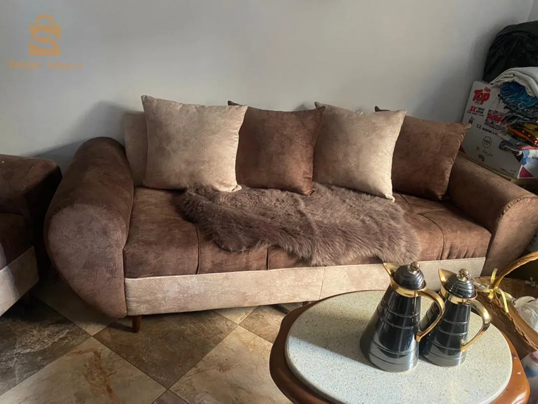 À vendre ❗ À VENDRE : Salon moderne en très bon étatJe mets en vente un salon 3 pièces comprenant :1 canapé 3 places2 fauteuils assortisMatière : Tissu doux, coloris marron et beige, confortable et élégantÉtat : Très peu utilisé, sans défauts visibles.Prix : (4 millions) – Négociable.Localisation : Wilaya de blida. Contact : 07 90005331 (joignable entre 10h et 20h).Idéal pour un salon cosy ou une réception chaleureuse. Retrait sur place uniquement. N'hésitez pas à me contacter pour plus de détails ou pour venir le voir !