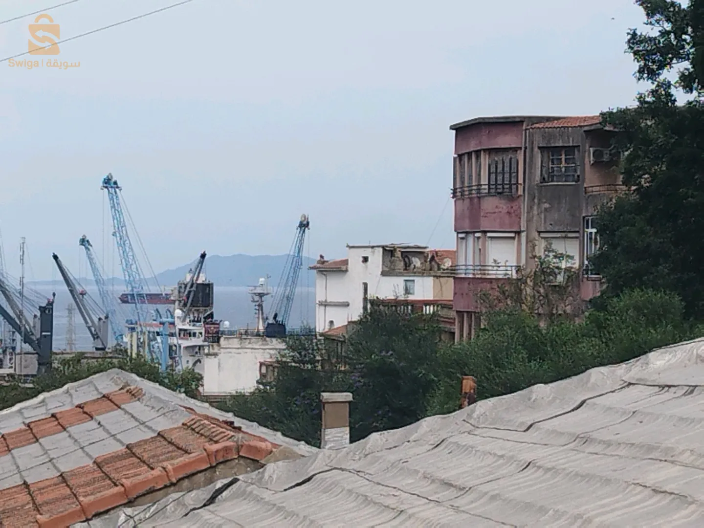 منزل في وسط سكيكدة مقابل ميناء بعيد عل البحر 3 دقاءق متكونة 3 طوابق و 4 محلات