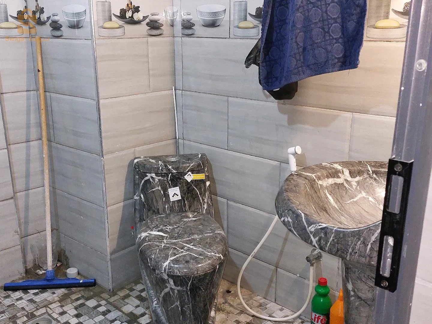 à vendre un appartement  au 2 étage avec acte individuel à rais hamidou esnouber