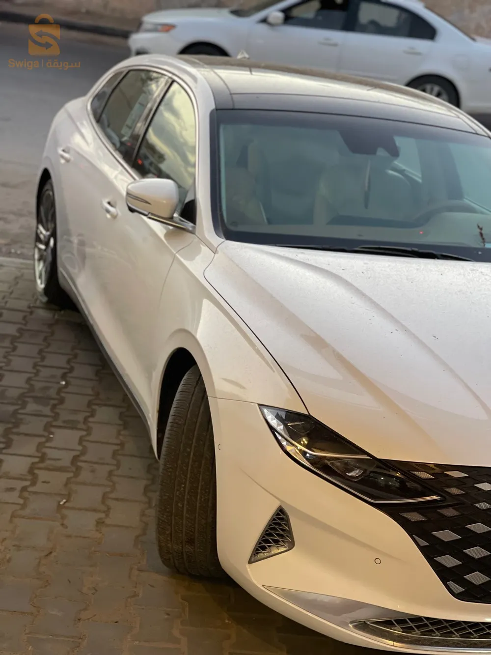 السيارة موجوده في ليبيا ازيرا 2023فل رقم 1 ماشيا 26الف km  صفار