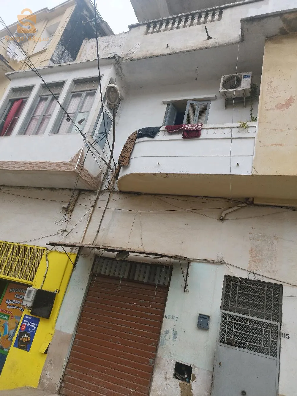 منزل في وسط سكيكدة مقابل ميناء بعيد عل البحر 3 دقاءق متكونة 3 طوابق و 4 محلات