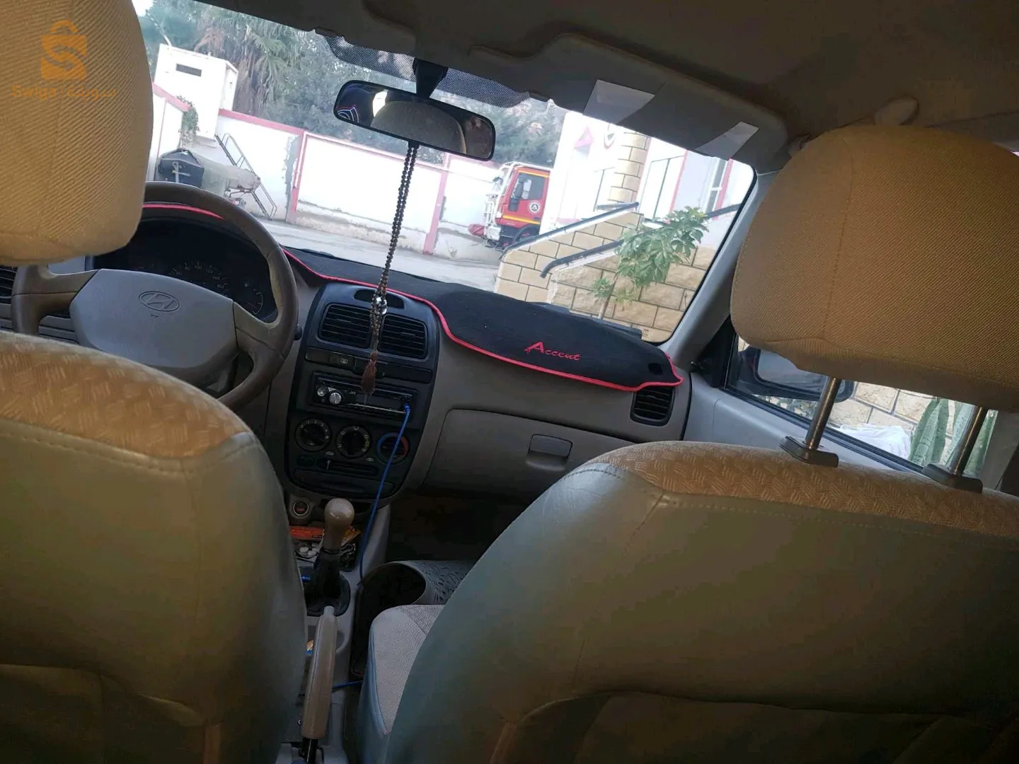 fiha côté chofeur walat 3liha romorka ta3 tracteur 3la bara 
les deux parchoque