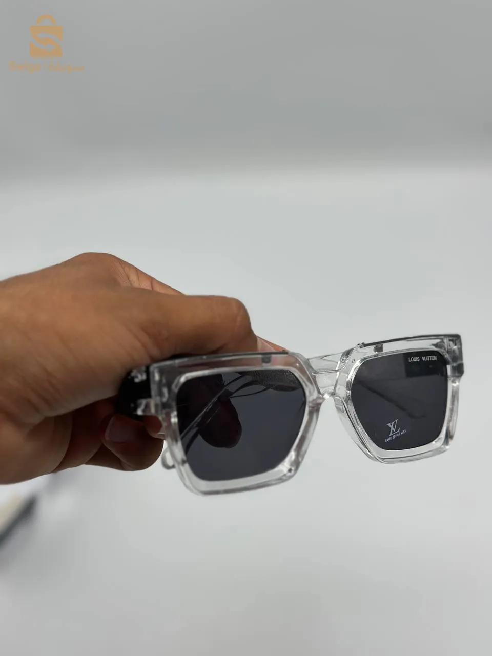 Lunette de soleil  louis vuitton + pochette gratuit