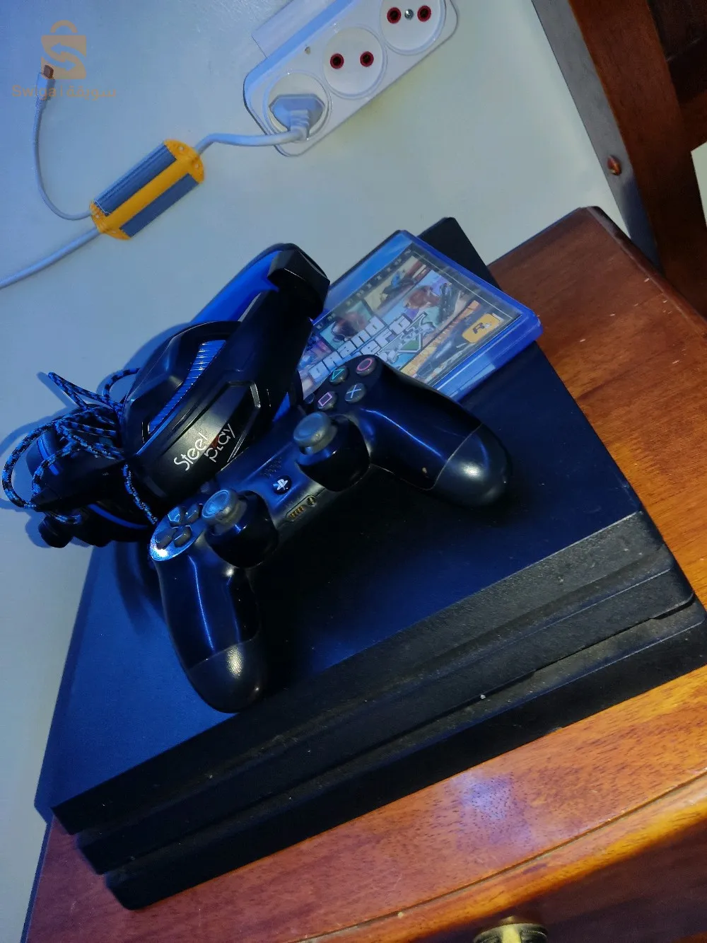 SalamPS4 pro état 10/101T mchi mflachi fih version la5raM3a manette original+CD gta+casque gaming قابل للتفاوض!!