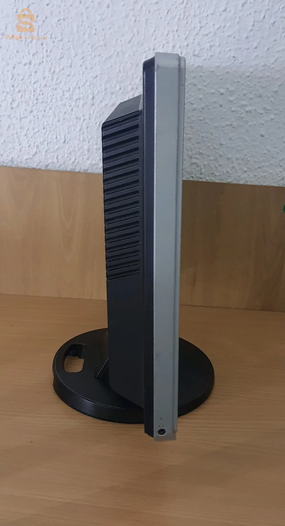 شاشة حاسوب +مكبر صوت