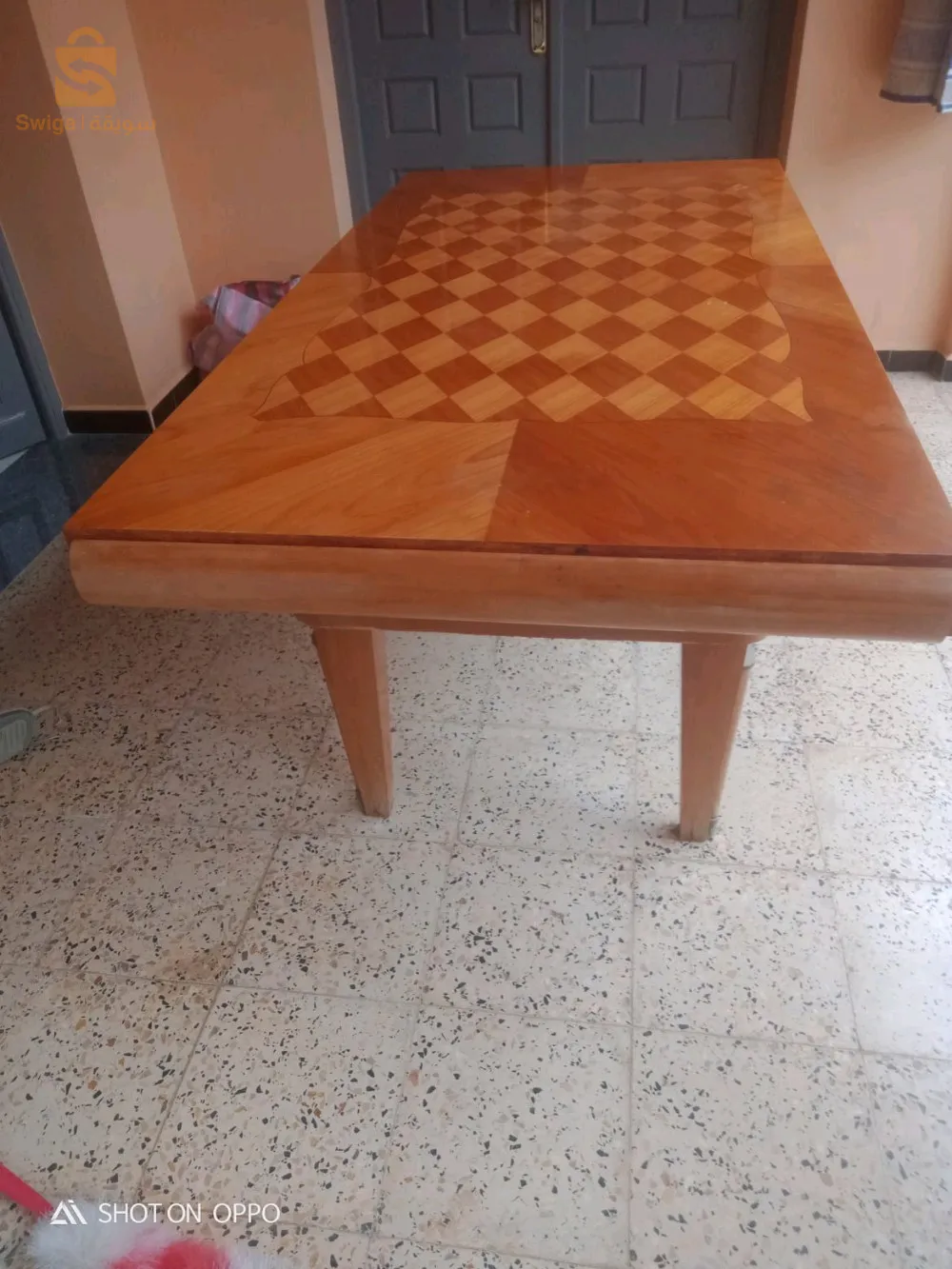 table de cuisine en bois être 100% très solide en bon état !!!!!!avec des chaises confortable !!!!