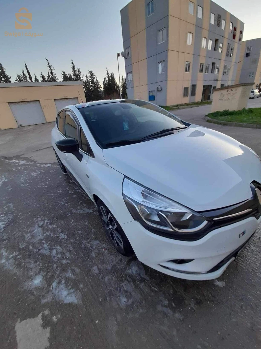 Clio 4 limited 2 0,9 TCE avec toit panoramique