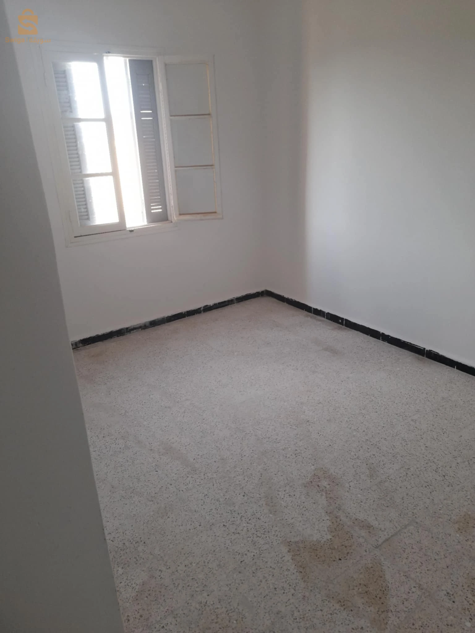 حي 270 مسكن تحت القطب الحضري بجانب الطريق السيار شمال جنوب الشقة تقع في الطابق الثالث بكل الوثائق  في حي هادئ