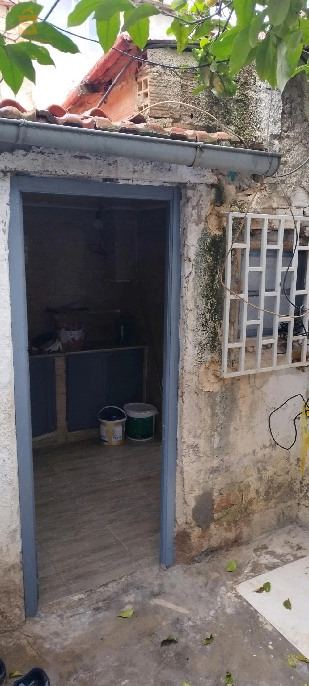 Belle maison F2 a louer sur l'ancienne ville d`AKBOU (LA PLACE)  a coté des contributions et local de L' OA.
citerne d'eau 1000l avec pompe/petite cour/cuisine/ 2 chambre/ salle de bain