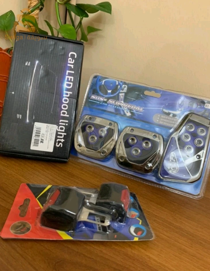 "باك تاع السيارة فيه رالونج تاع السيور، باند لوميوني تاع الضوء، وكوفر تاع البيدال