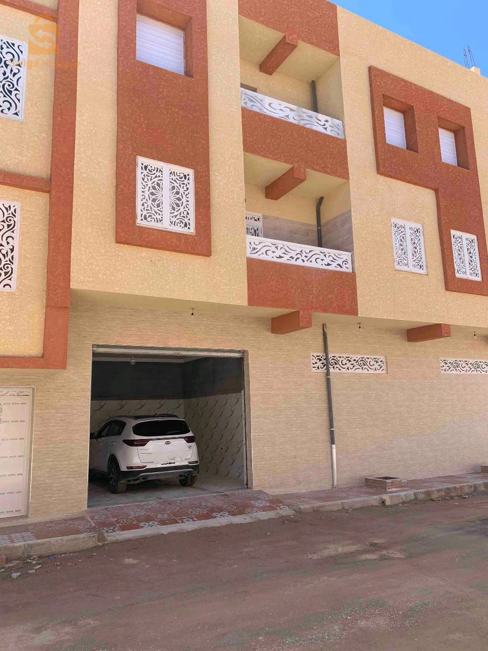 :📣 #منزل __للبيع- بوعواجة - سطيف 📣 🎗️ الموقع : تجزئة دراجي🎗️المساحة : 179 م²  في الريال 200م².🎗️ الواجهات : واجهتين🎗️ الطوابق :R+2🍒 الطابق الأرضي: 2 ڨاراجات محلولين +قاراج يهز سيارة🍒 الطابق 1 : f4 مخدومة فيني🍒 الطابق 2: F4 سومي فيني(مكسومة غير بالبريك + وفيها تواقي )  🍒طراس فيني            🌱معلومات أخرى:  الدار مخدومة مليح lux الله يبارك ،و السكن في حي هادئ ،توال المسجد و المدرسة ، المنزل فيه الشوفاج،  ، خزان ماء 14000ل،بئر🎗️الوثائق : عقد و دفتر عقاري و رخصة البناء 🪡 المهتم يمكنه الاتصال  على الأرقام: ☎️Tél:0771285220☎️Tél: 0540645483