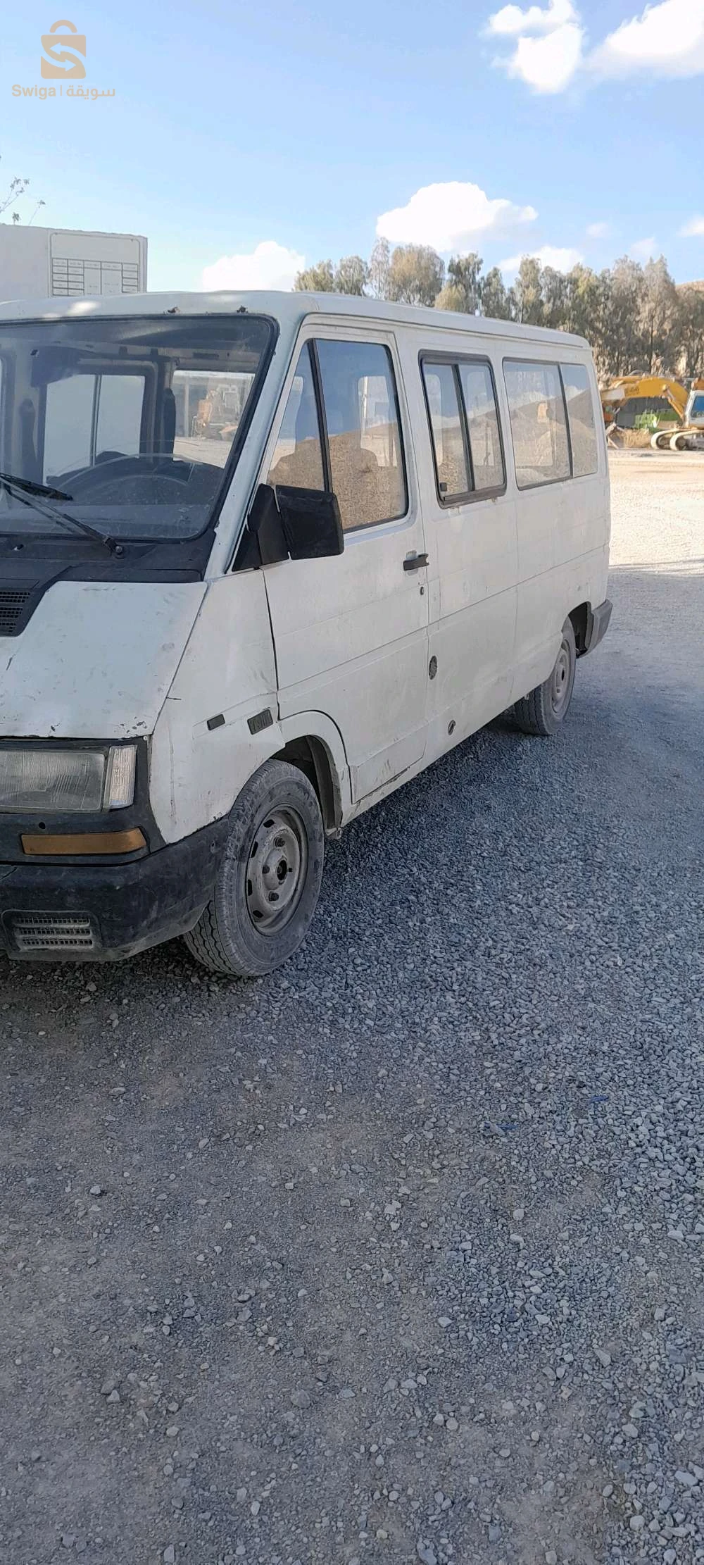 رونو ترافيك اسانس غاز فيها موتور ار 21  ما ينقص ما يسخن ما فيهاش صبيغة فيها بواط 5 مخدومة جديدة فيها روض ملاح فيها 9 بلايص تاع خدمة