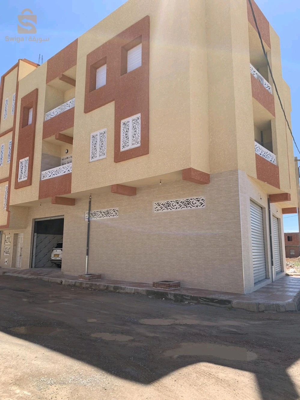 :📣 #منزل __للبيع- بوعواجة - سطيف 📣 🎗️ الموقع : تجزئة دراجي🎗️المساحة : 179 م²  في الريال 200م².🎗️ الواجهات : واجهتين🎗️ الطوابق :R+2🍒 الطابق الأرضي: 2 ڨاراجات محلولين +قاراج يهز سيارة🍒 الطابق 1 : f4 مخدومة فيني🍒 الطابق 2: F4 سومي فيني(مكسومة غير بالبريك + وفيها تواقي )  🍒طراس فيني            🌱معلومات أخرى:  الدار مخدومة مليح lux الله يبارك ،و السكن في حي هادئ ،توال المسجد و المدرسة ، المنزل فيه الشوفاج،  ، خزان ماء 14000ل،بئر🎗️الوثائق : عقد و دفتر عقاري و رخصة البناء 🪡 المهتم يمكنه الاتصال  على الأرقام: ☎️Tél:0771285220☎️Tél: 0540645483