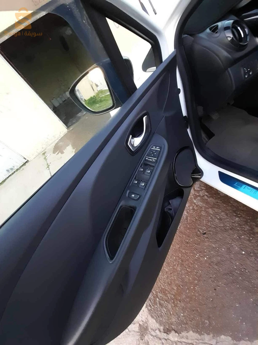 Clio 4 limited 2 0,9 TCE avec toit panoramique