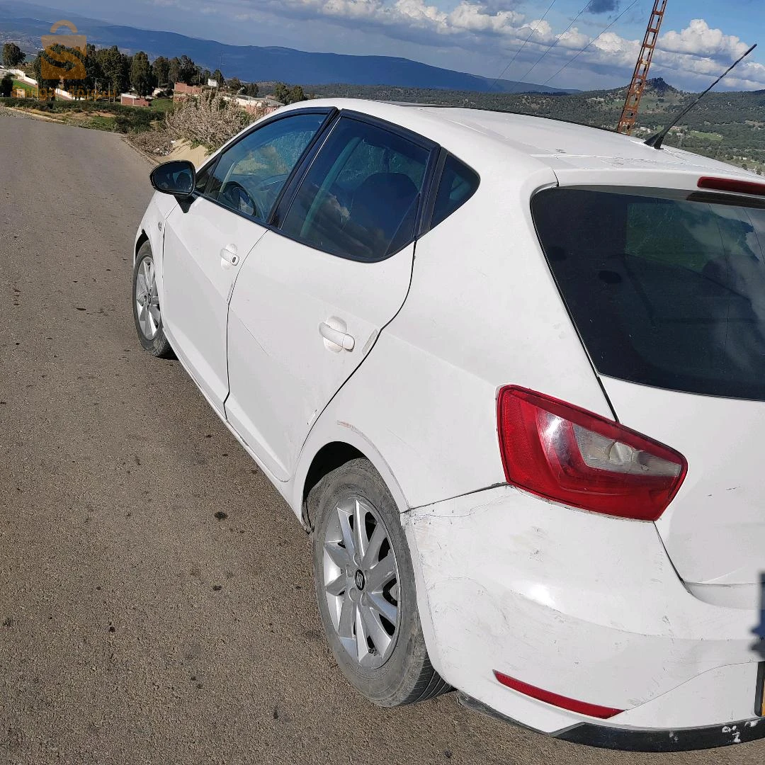 Ibiza b toit faha l3wada moteur et la boite 3a chaara