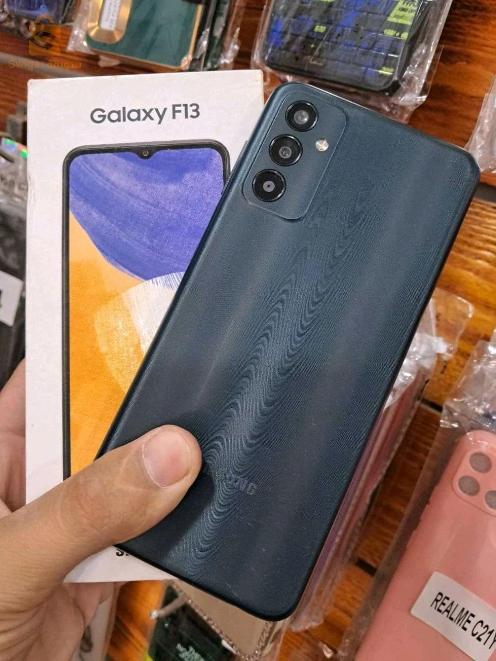 هاتف من نوع samsung f 13