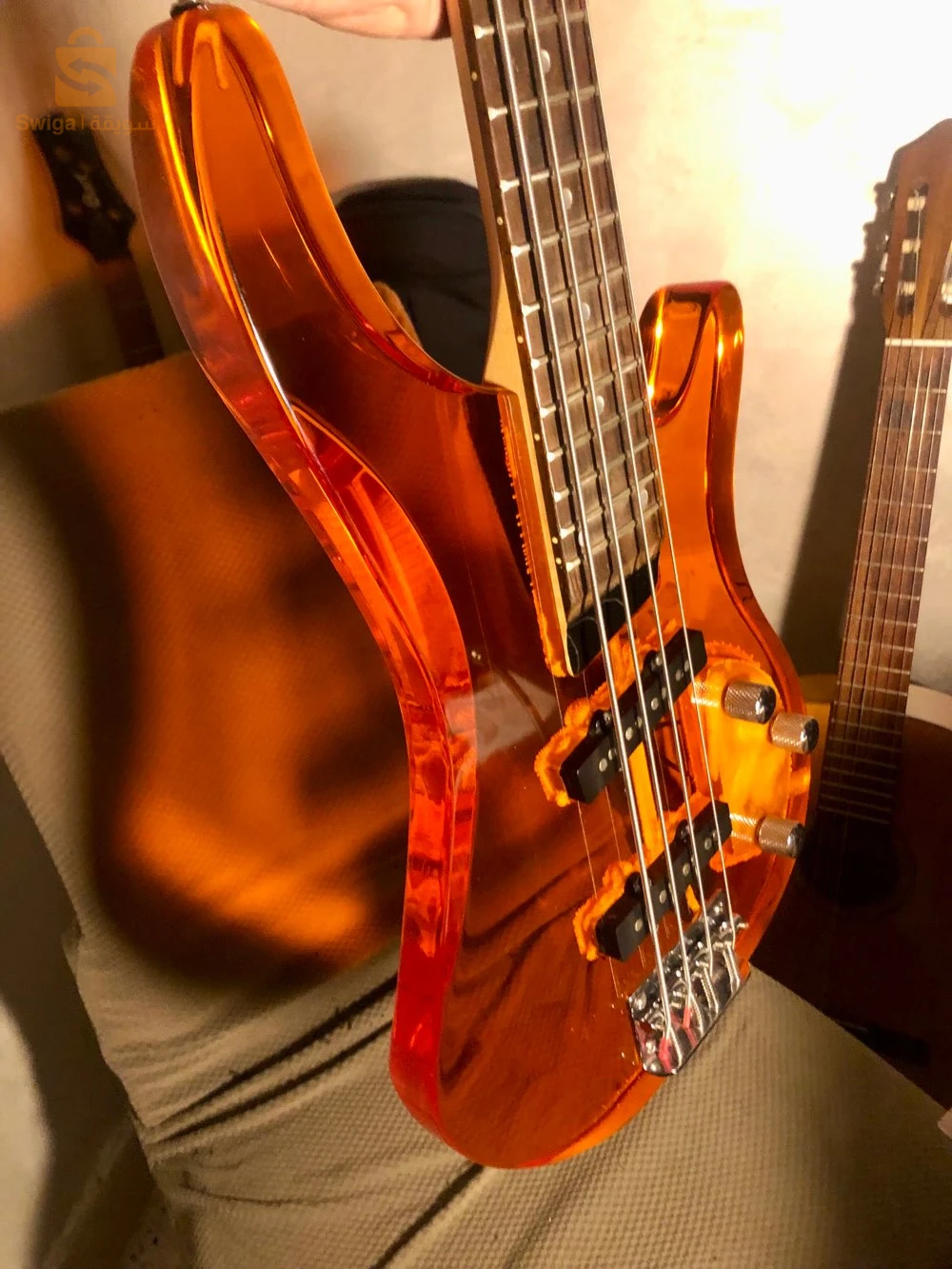 Basse électrique en plexiglass