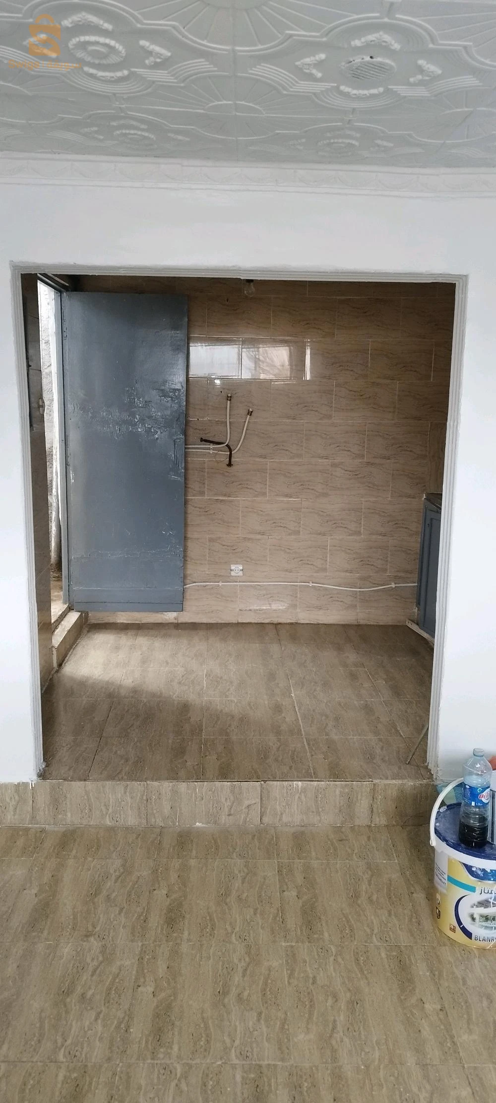 Belle maison F2 a louer sur l'ancienne ville d`AKBOU (LA PLACE)  a coté des contributions et local de L' OA.
citerne d'eau 1000l avec pompe/petite cour/cuisine/ 2 chambre/ salle de bain