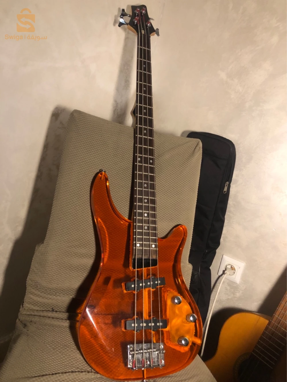 Basse électrique en plexiglass