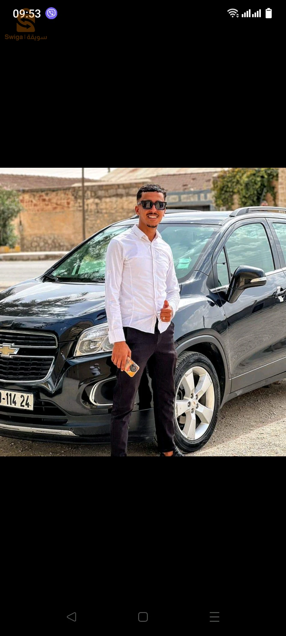 voiture propre un peux de froid a droite de l'aile et la porte arrière