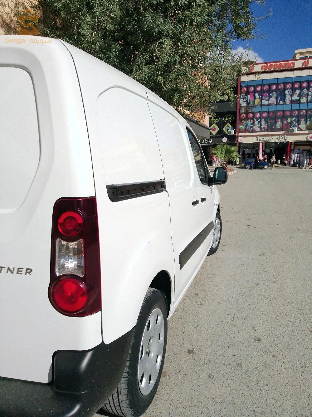 سيارة تجارية