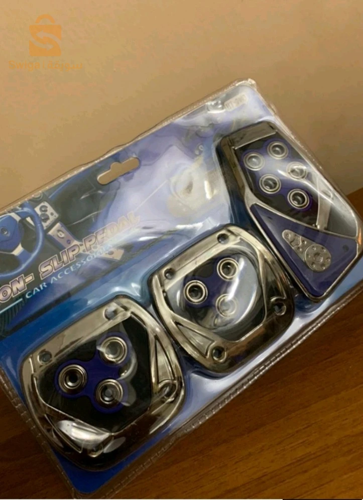 "باك تاع السيارة فيه رالونج تاع السيور، باند لوميوني تاع الضوء، وكوفر تاع البيدال