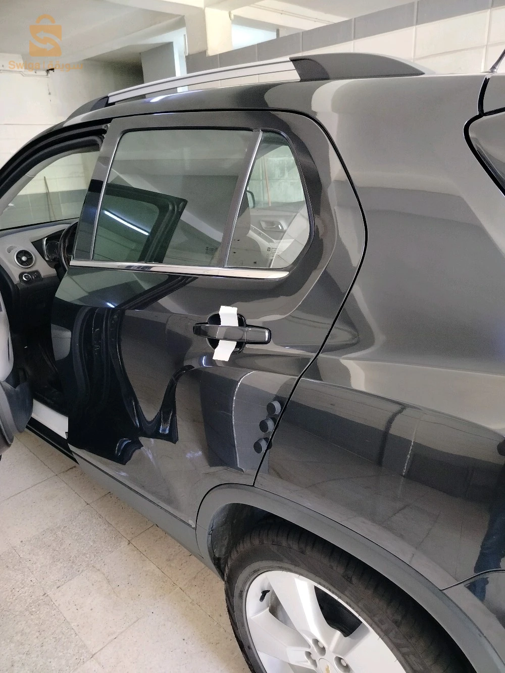 voiture propre un peux de froid a droite de l'aile et la porte arrière