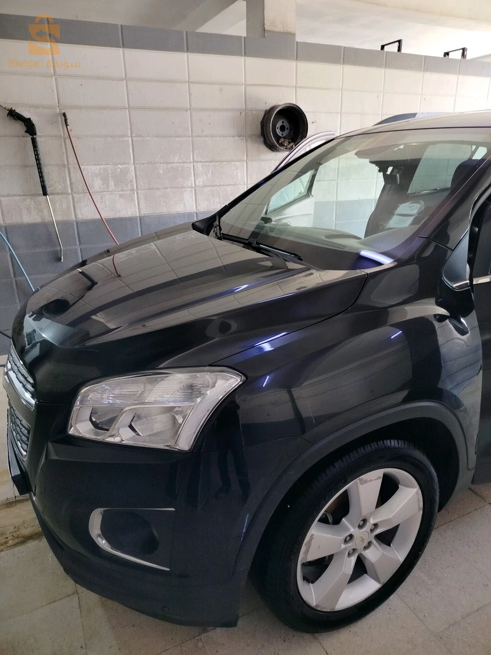 voiture propre un peux de froid a droite de l'aile et la porte arrière