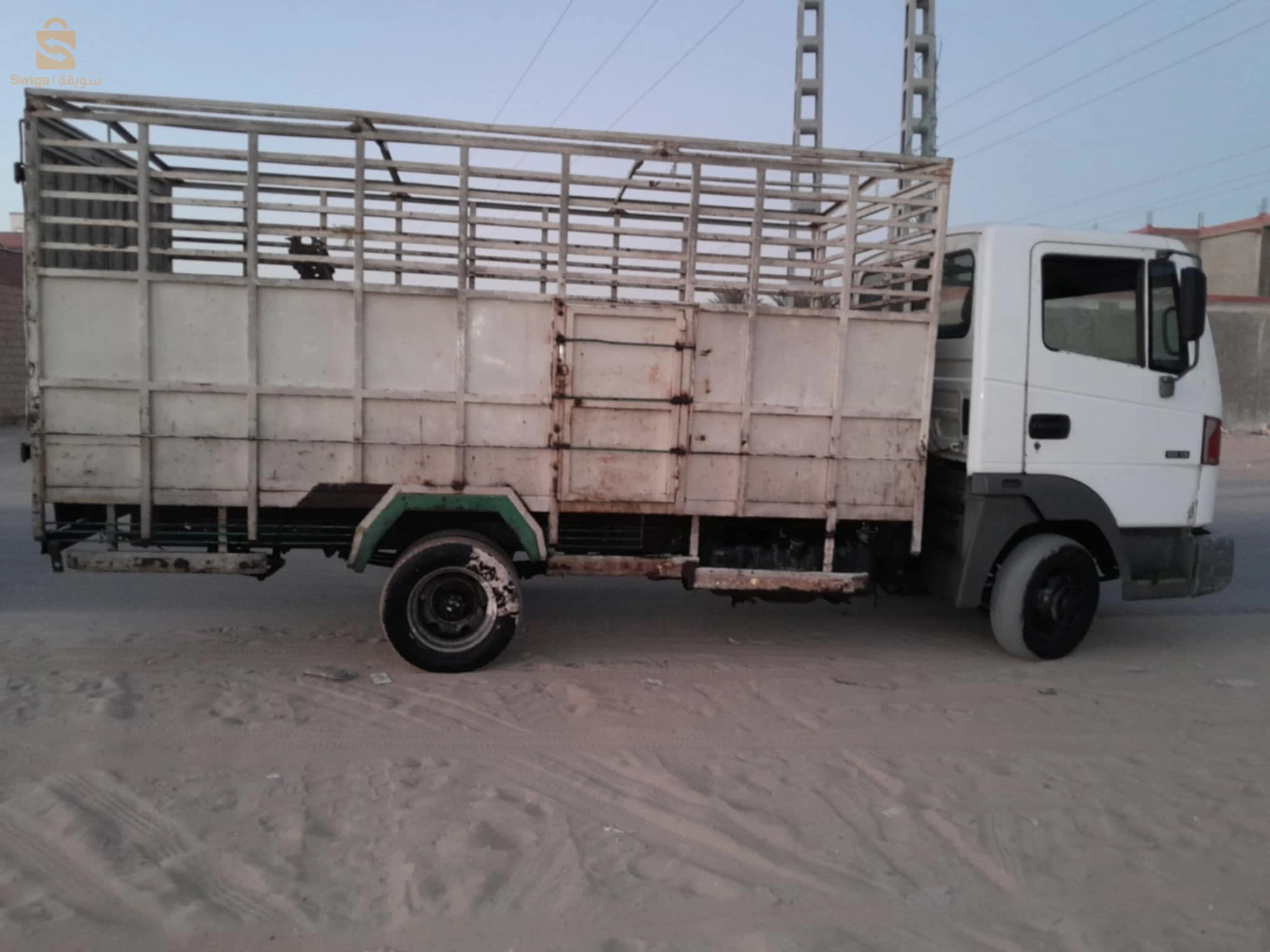 شاحنة نيسان سنة 2005 فيه ابوات وميتور جيمسي للإتصال 0799322352