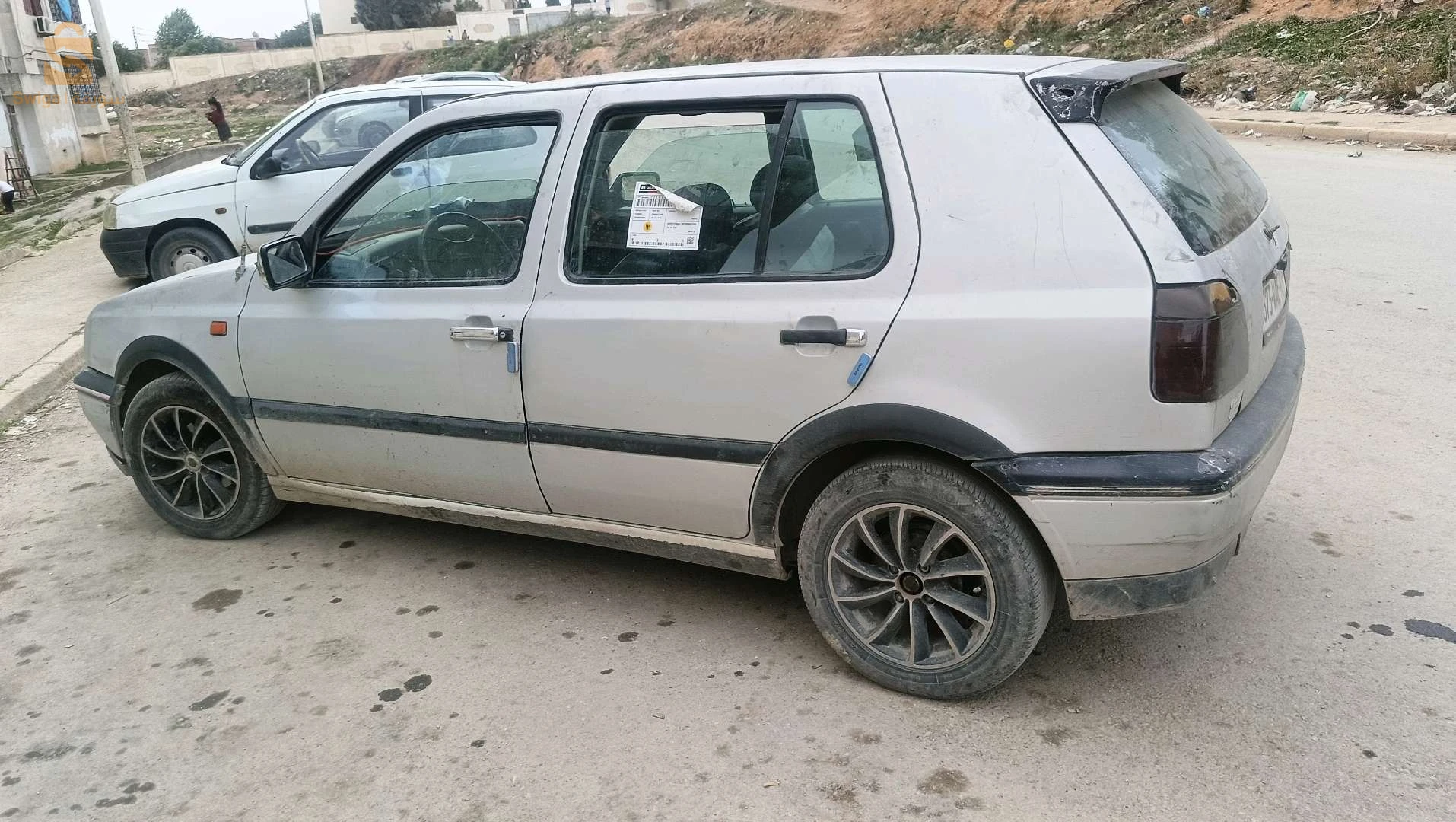 قولف 3 موتار 90 مريفيزي جديد قرعة غاز عندها لكاج الفوقاني يسيح شوية ومشكل فتريسيتي تاع طابلو ليقارنتير كامل عتدها حاب نبرز قسنطينة لي عندو يبعثي